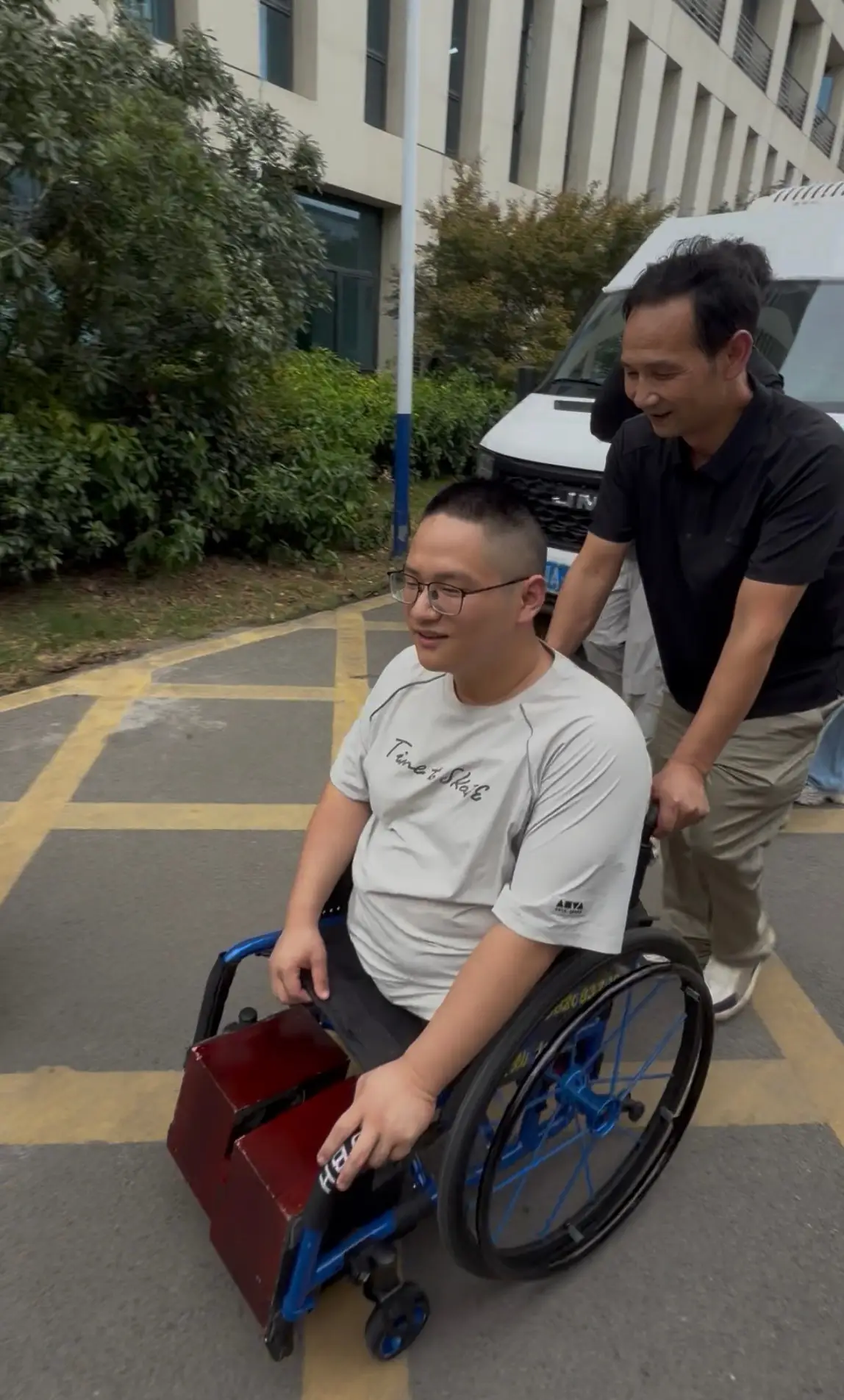 “板凳男孩”方宇翔抵湖北大學報到，樂觀回應大學軍訓想搞後勤，不會要求自己特殊化