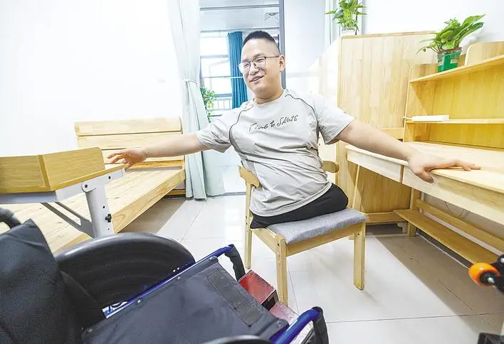 “板凳男孩”方宇翔到湖北大學報到