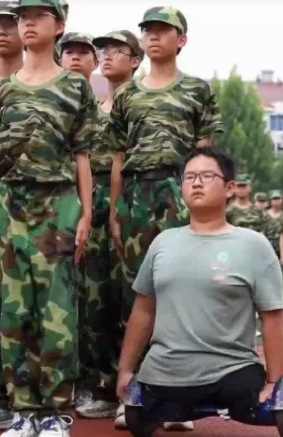 “板凳男孩”方宇翔抵湖北大學報到，樂觀回應大學軍訓想搞後勤，不會要求自己特殊化