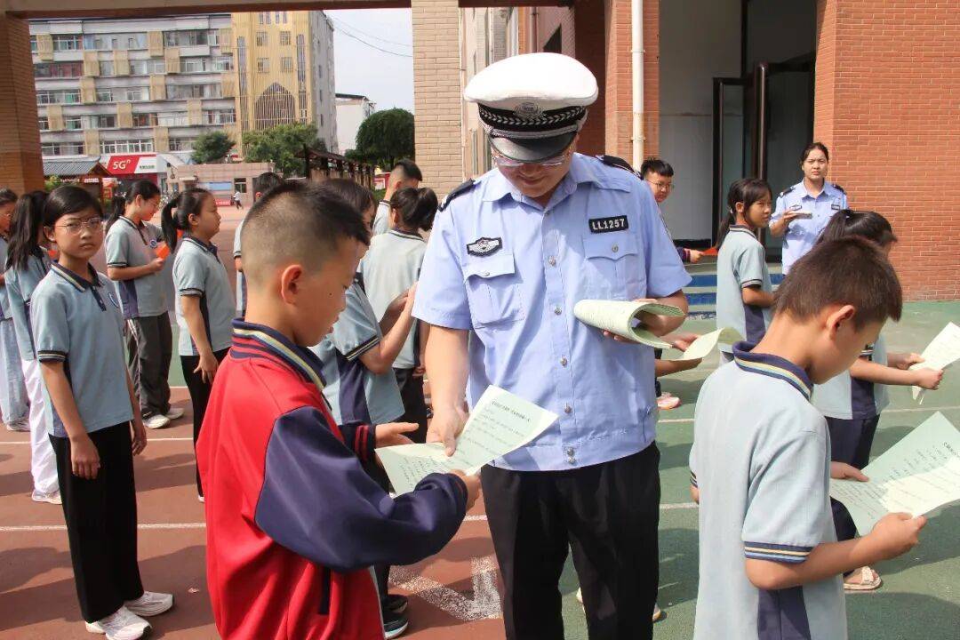 柳林交警走進實驗小學宣講交通安全知識