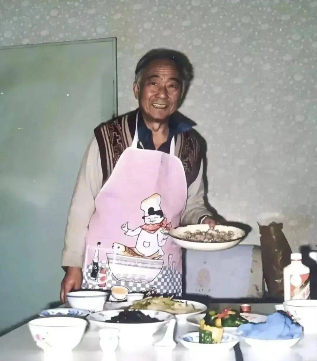 語文書裡的頂流美食博主“塌房”了？網友復刻他的菜譜差點吃吐