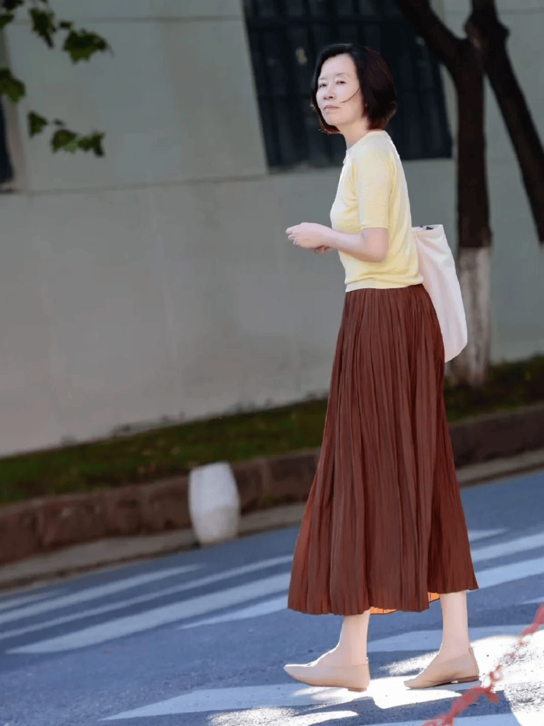 原創50+大齡女性穿半身裙，建議從“這3條”開始選，減齡不踩雷
