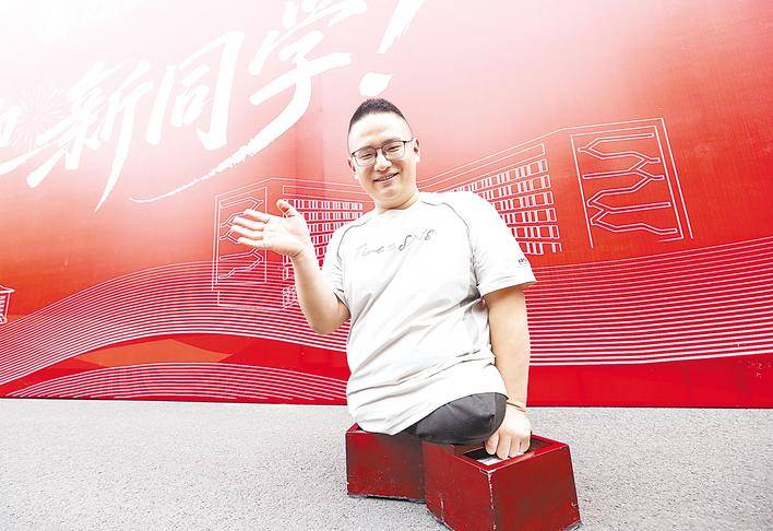 “板凳男孩”方宇翔到湖北大學報到