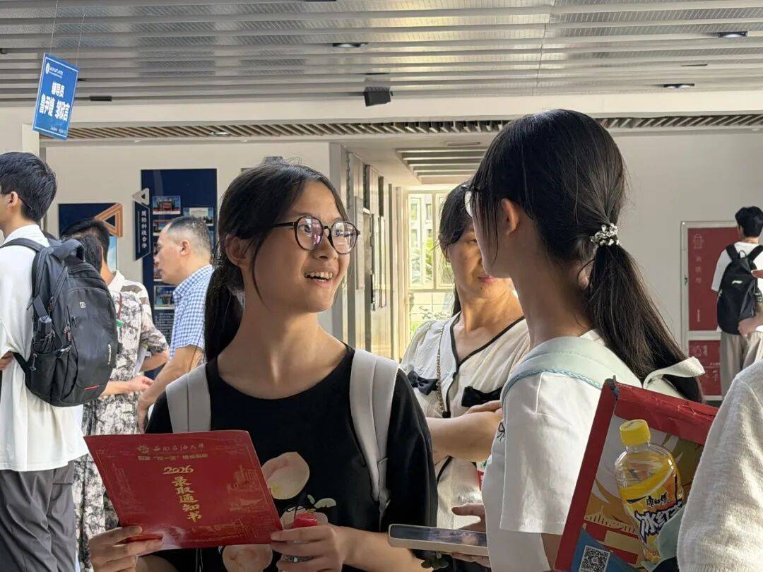 父親挑扁擔送雙胞胎姐妹上大學！倆人高考差3分 ，考入同一大學，住同一寢室