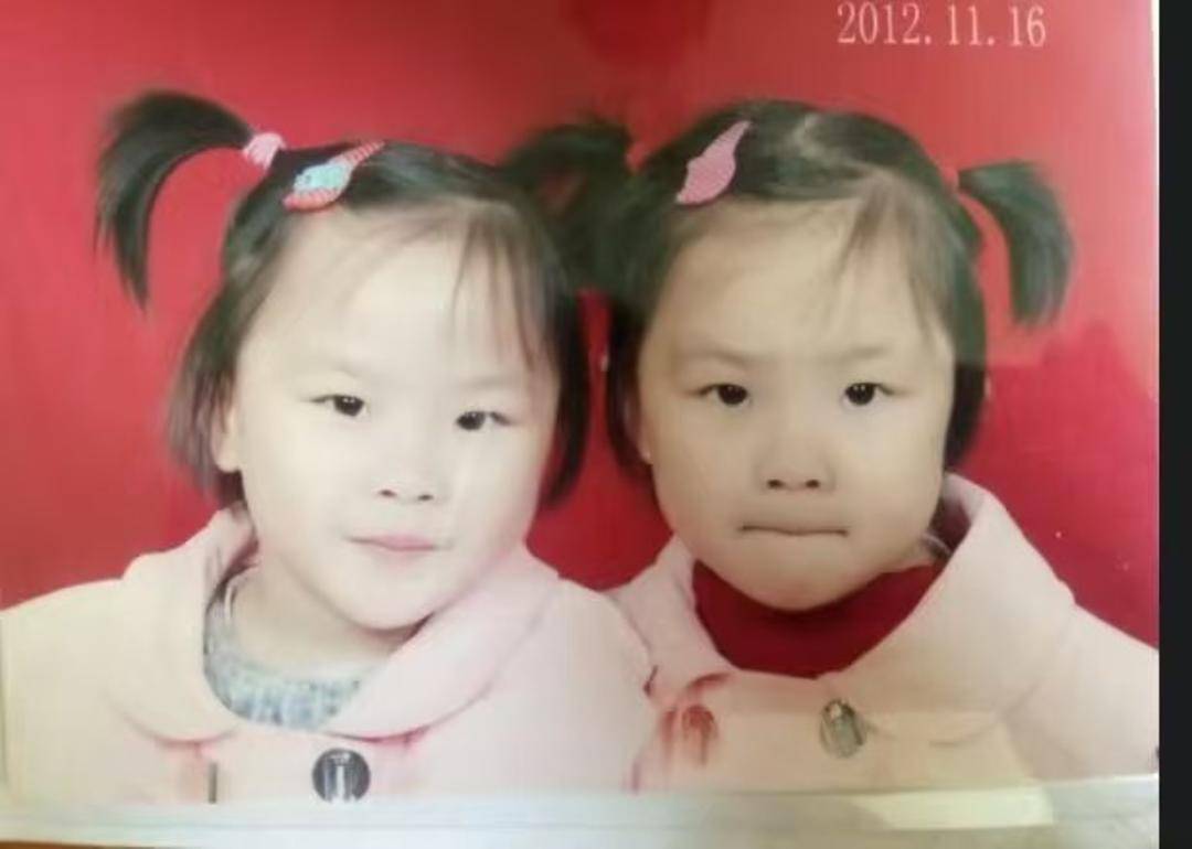 父親用扁擔送雙胞胎姐妹上大學！倆人高考差3分 ，考入同一大學，住同一寢室