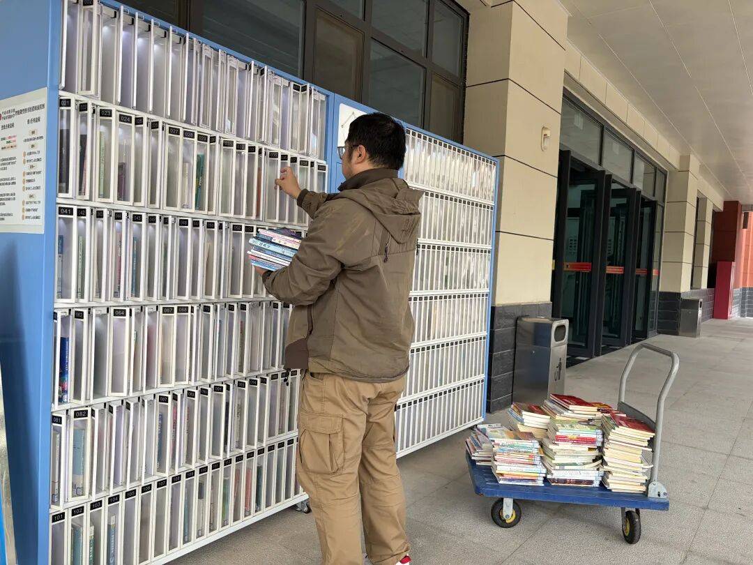 市圖書館更換校園智慧微圖書館圖書