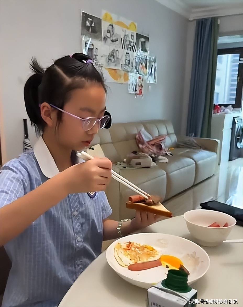 原創“小姐做派！”家長吐槽小學女兒吃早餐方式，隔著螢幕把人氣到了