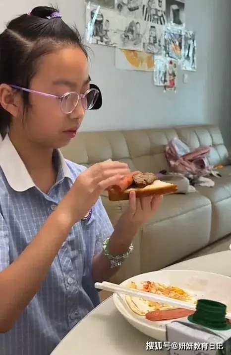 原創“小姐做派！”家長吐槽小學女兒吃早餐方式，隔著螢幕把人氣到了